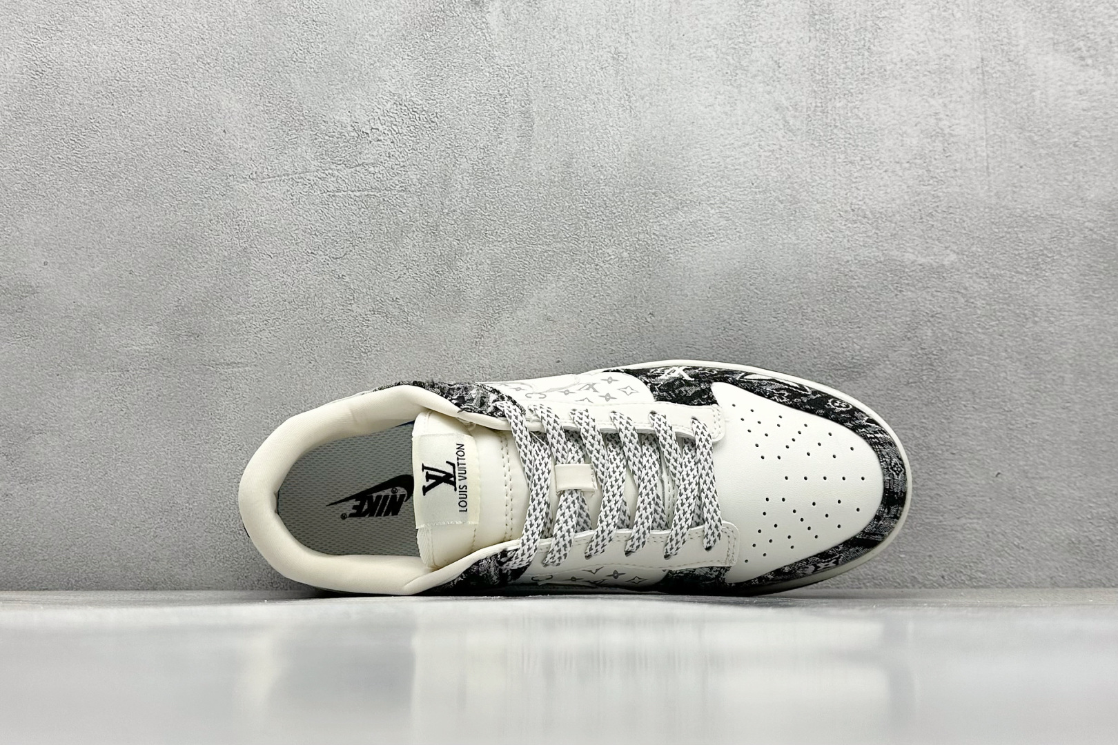  放店私
NIKE SB Dunk Low x Louis Vuitton 白黑
公司级出品 极力推荐
