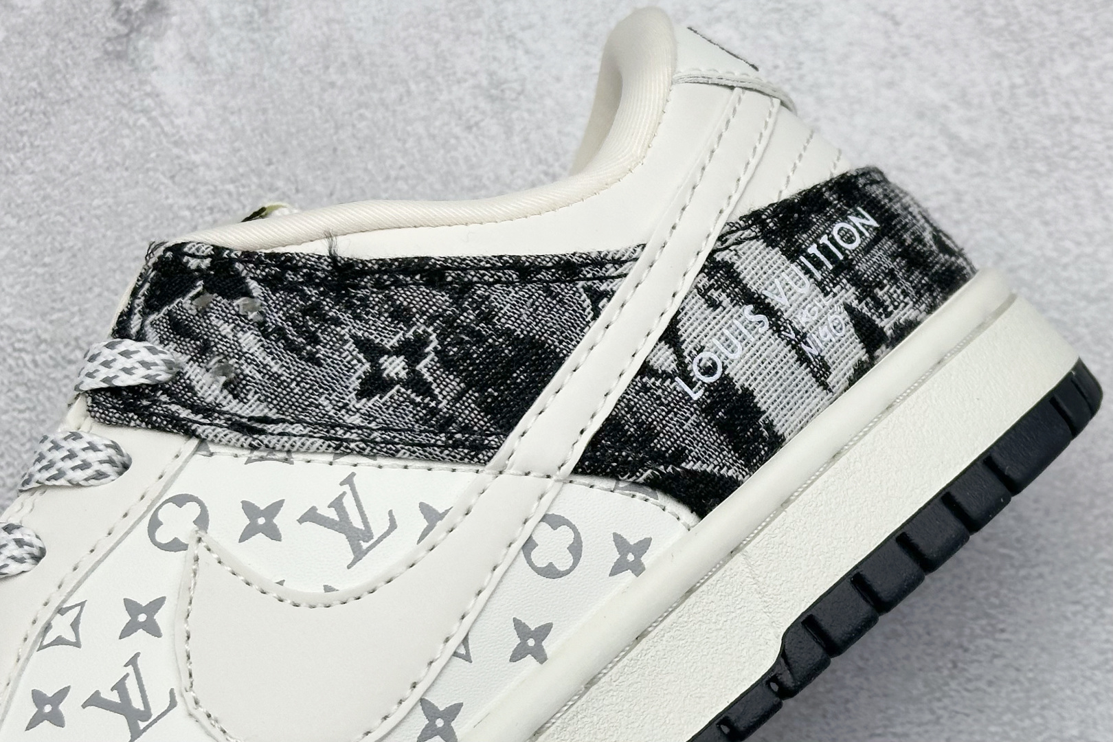  放店私
NIKE SB Dunk Low x Louis Vuitton 白黑
公司级出品 极力推荐
