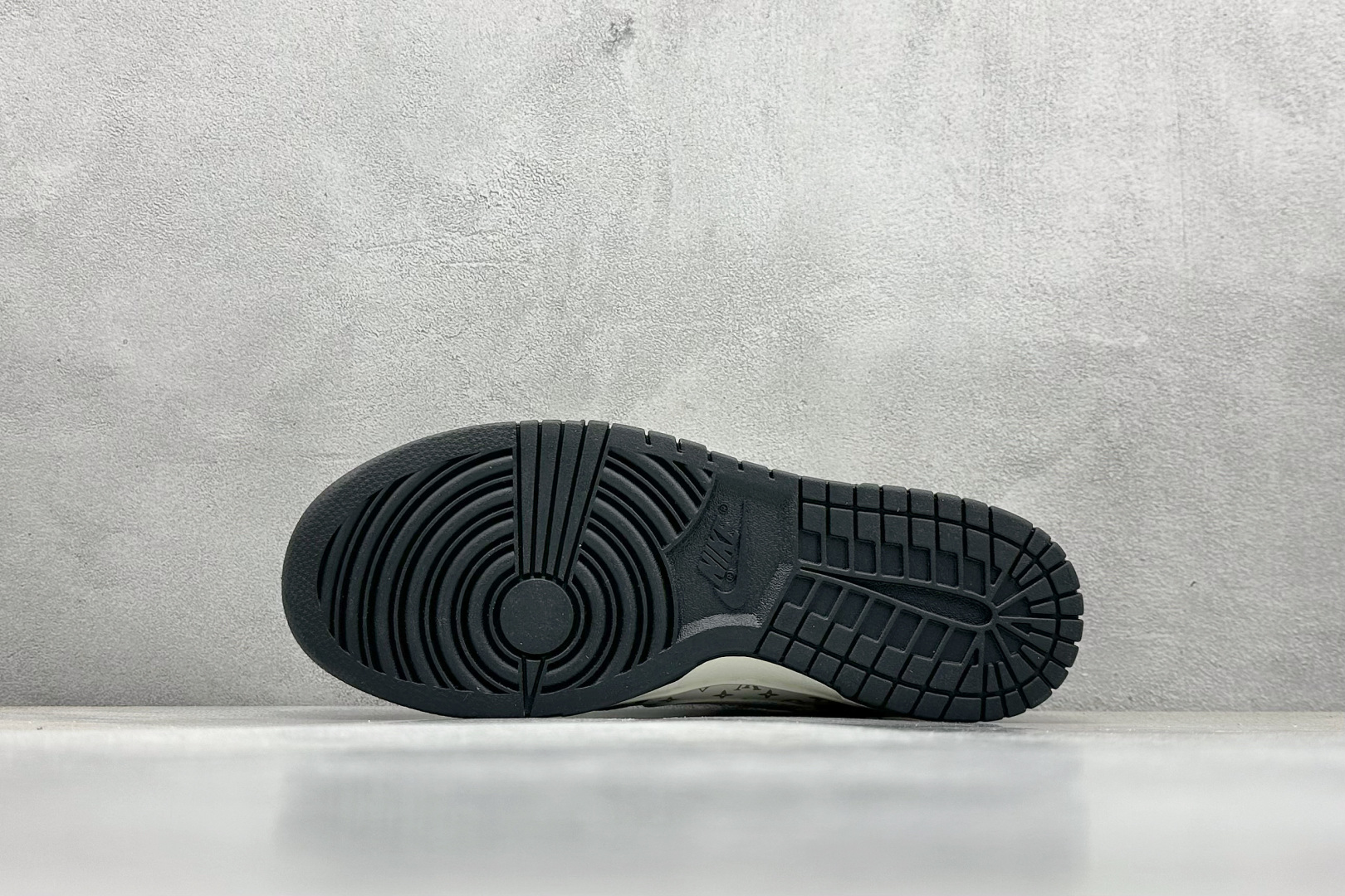  放店私
NIKE SB Dunk Low x Louis Vuitton 白黑
公司级出品 极力推荐
