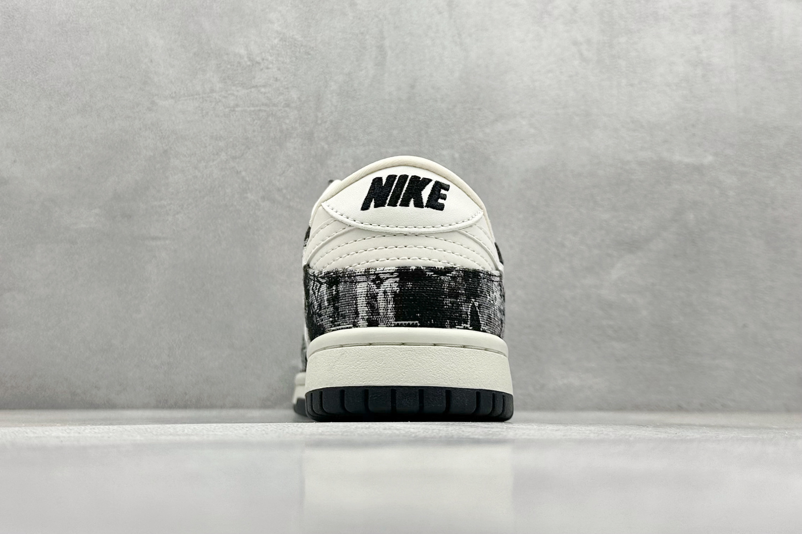  放店私
NIKE SB Dunk Low x Louis Vuitton 白黑
公司级出品 极力推荐
