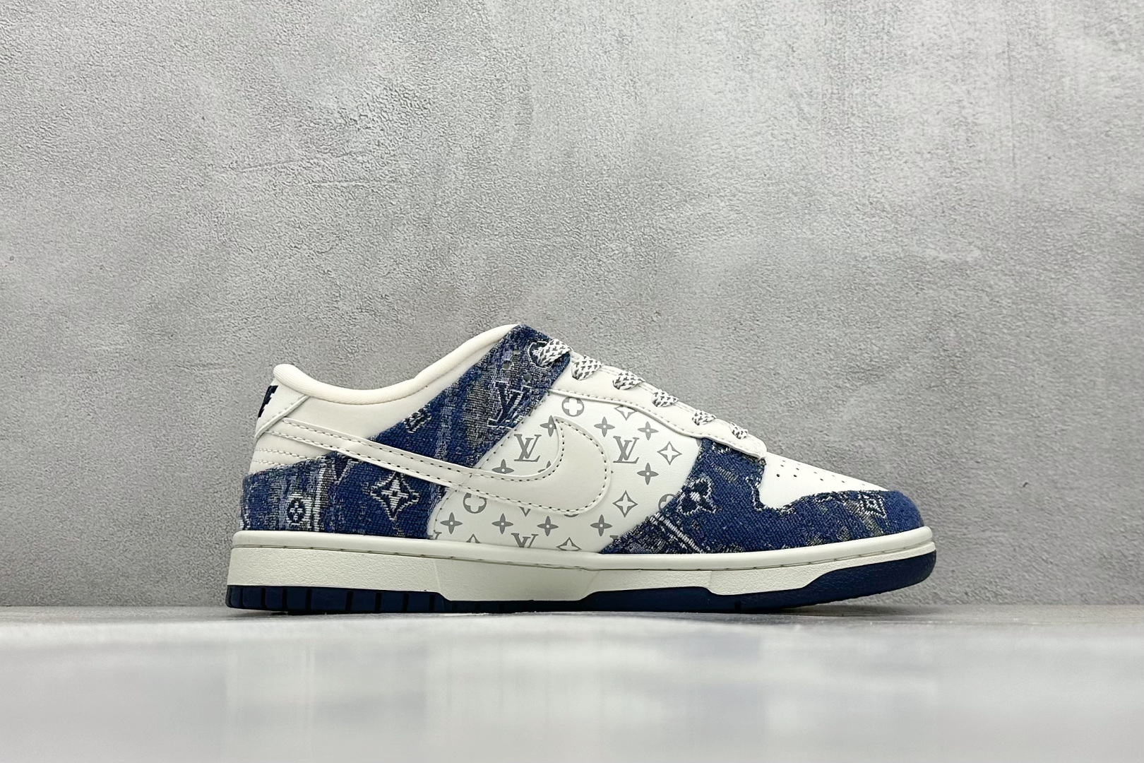  放店私
NIKE SB Dunk Low x Louis Vuitton 白蓝
公司级出品 极力推荐
