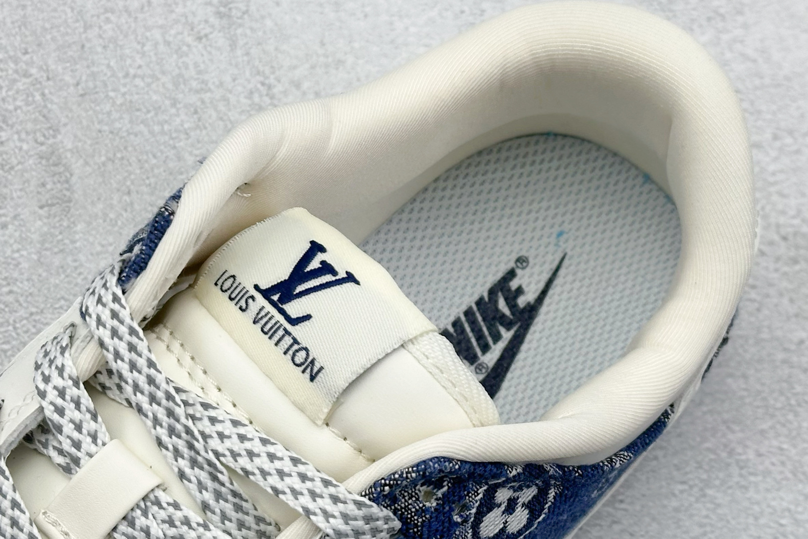  放店私
NIKE SB Dunk Low x Louis Vuitton 白蓝
公司级出品 极力推荐
