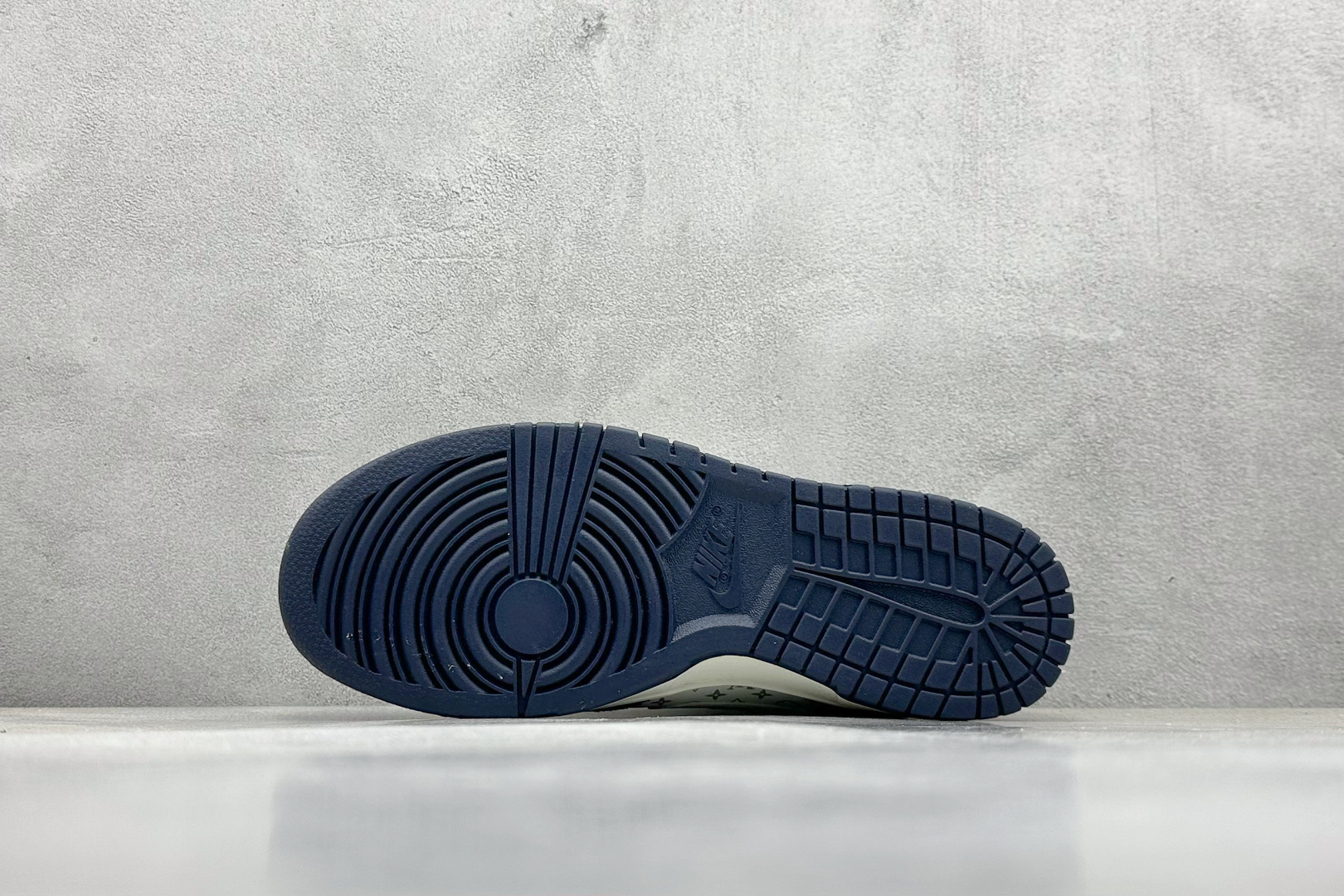  放店私
NIKE SB Dunk Low x Louis Vuitton 白蓝
公司级出品 极力推荐
