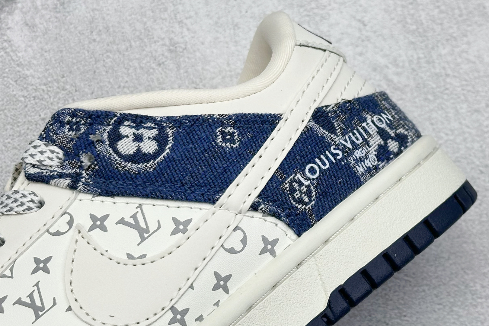  放店私
NIKE SB Dunk Low x Louis Vuitton 白蓝
公司级出品 极力推荐
