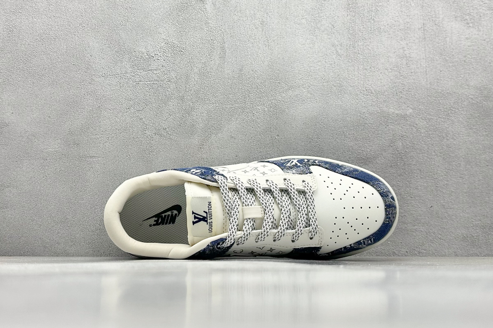  放店私
NIKE SB Dunk Low x Louis Vuitton 白蓝
公司级出品 极力推荐
