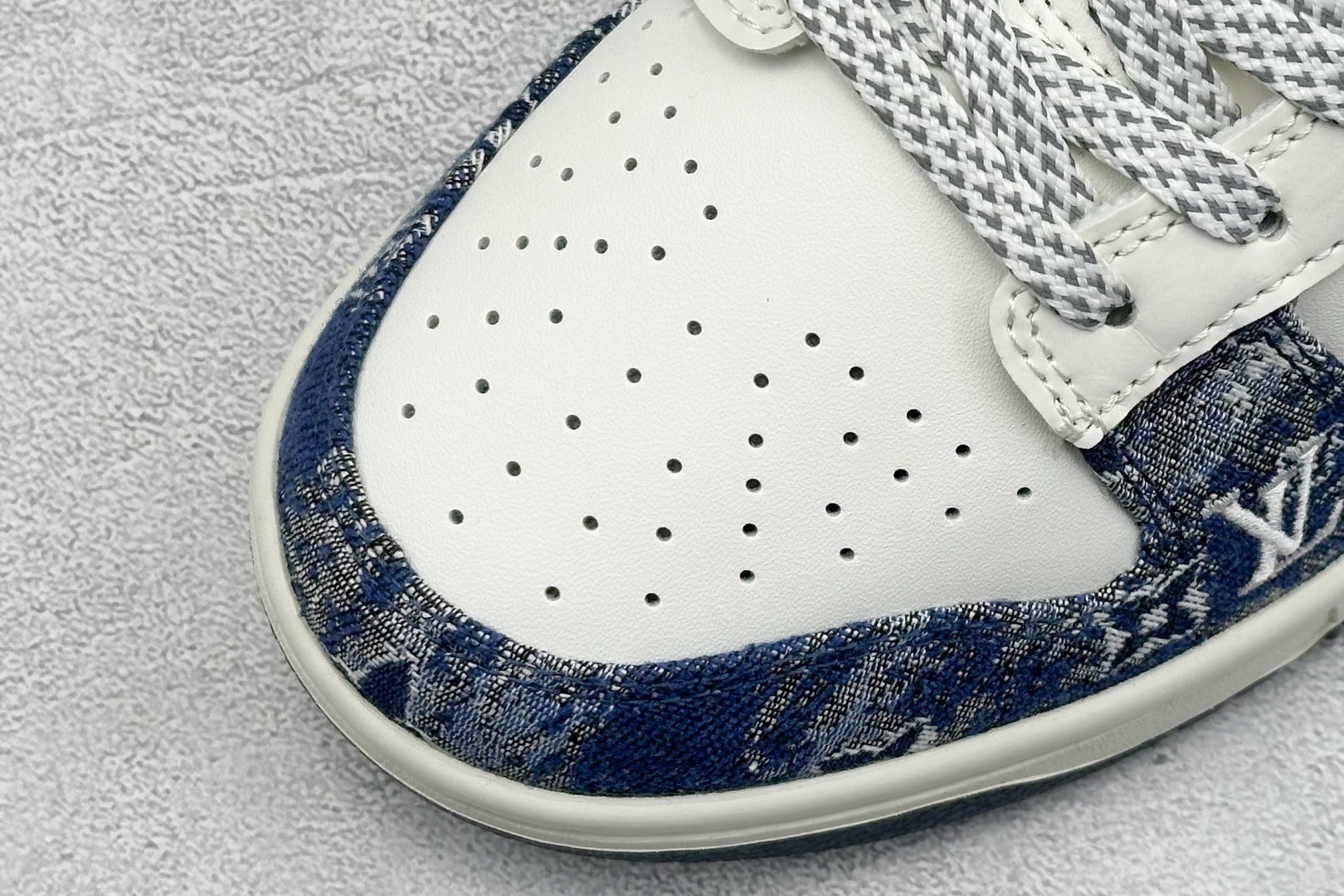  放店私
NIKE SB Dunk Low x Louis Vuitton 白蓝
公司级出品 极力推荐
