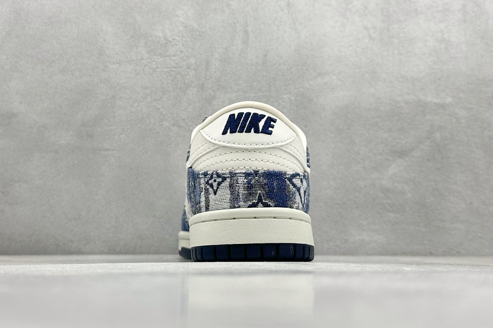  放店私
NIKE SB Dunk Low x Louis Vuitton 白蓝
公司级出品 极力推荐
