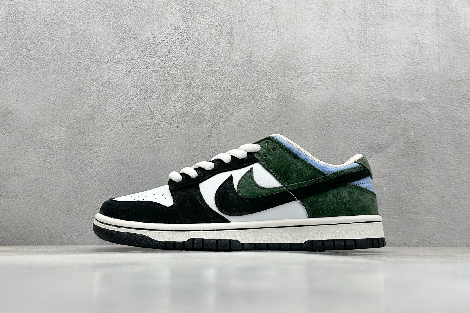 福利特价 
Nk SB Dunk Low 大友克洋联名 
低帮休闲板鞋 

货号：CT2552-897
