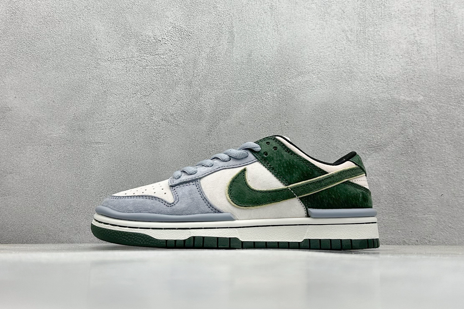福利特价 
Nk SB Dunk Low 大友克洋联名 
低帮休闲板鞋 

货号：CT2552-897
