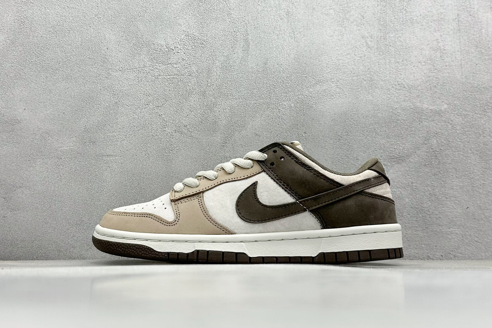 福利特价 
Nk SB Dunk Low 大友克洋联名 
低帮休闲板鞋 

货号：CT2552-897
