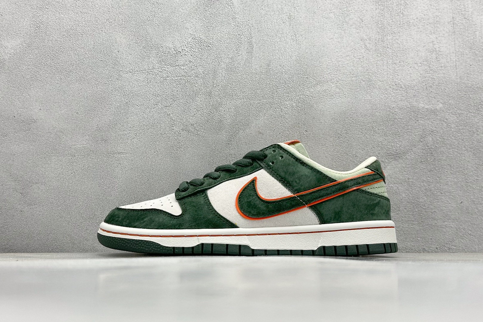 福利特价 
Nk SB Dunk Low 大友克洋联名 
低帮休闲板鞋 

货号：CT2552-897
