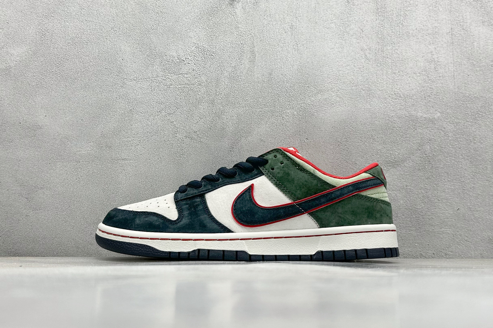 福利特价 
Nk SB Dunk Low 大友克洋联名 
低帮休闲板鞋 

货号：CT2552-897

