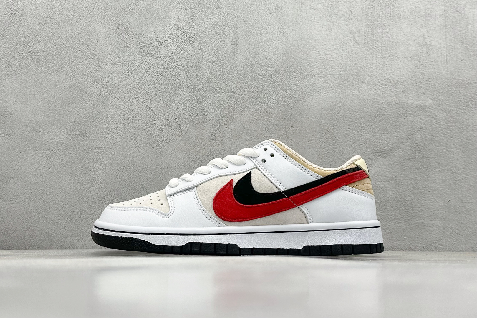 福利特价 
Nk SB Dunk Low 大友克洋联名 
低帮休闲板鞋 

货号：CT2552-897
