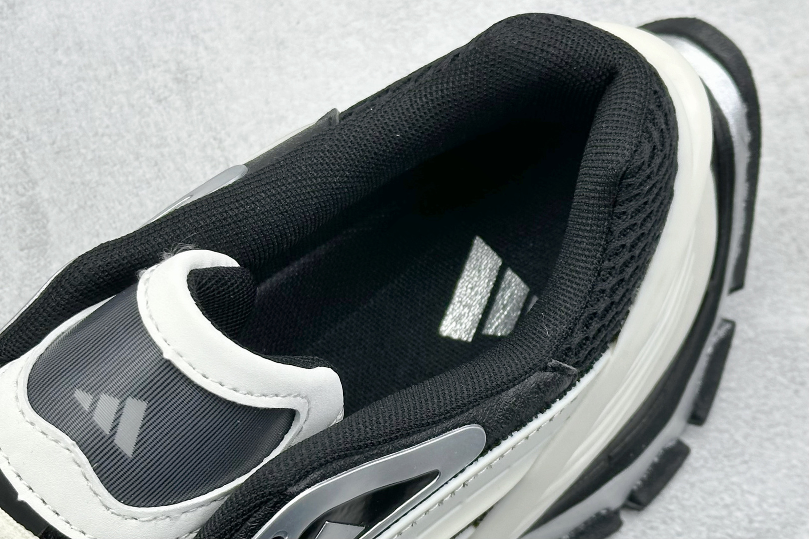  
XS版 Adidas Vento XLG MTW
复古休闲老爹鞋 官方同步上架 
鞋面是透气网面和皮