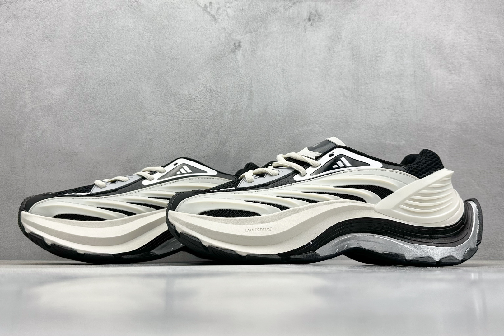  
XS版 Adidas Vento XLG MTW
复古休闲老爹鞋 官方同步上架 
鞋面是透气网面和皮