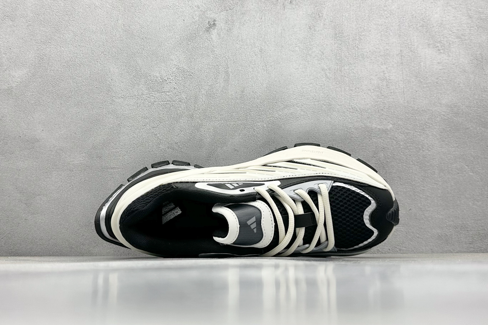  
XS版 Adidas Vento XLG MTW
复古休闲老爹鞋 官方同步上架 
鞋面是透气网面和皮