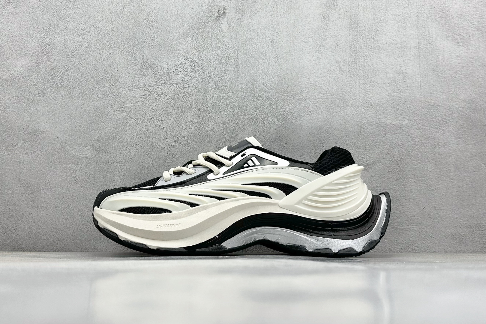  
XS版 Adidas Vento XLG MTW
复古休闲老爹鞋 官方同步上架 
鞋面是透气网面和皮