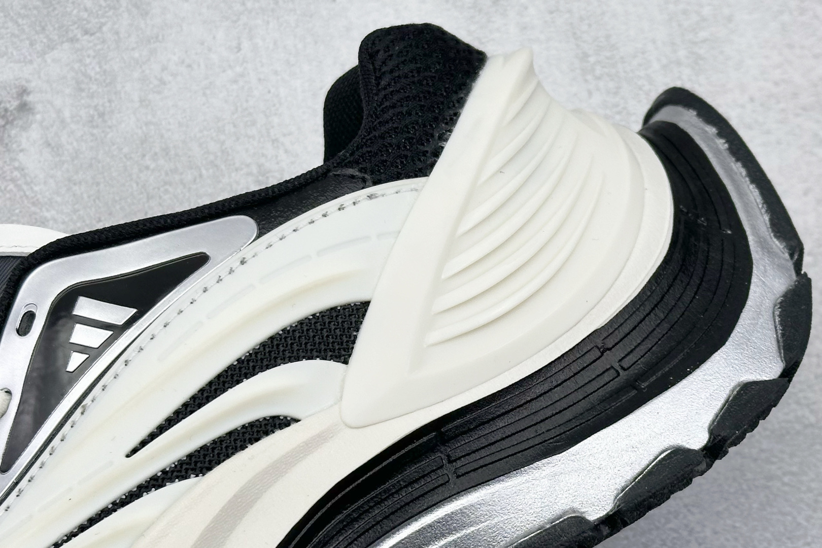  
XS版 Adidas Vento XLG MTW
复古休闲老爹鞋 官方同步上架 
鞋面是透气网面和皮