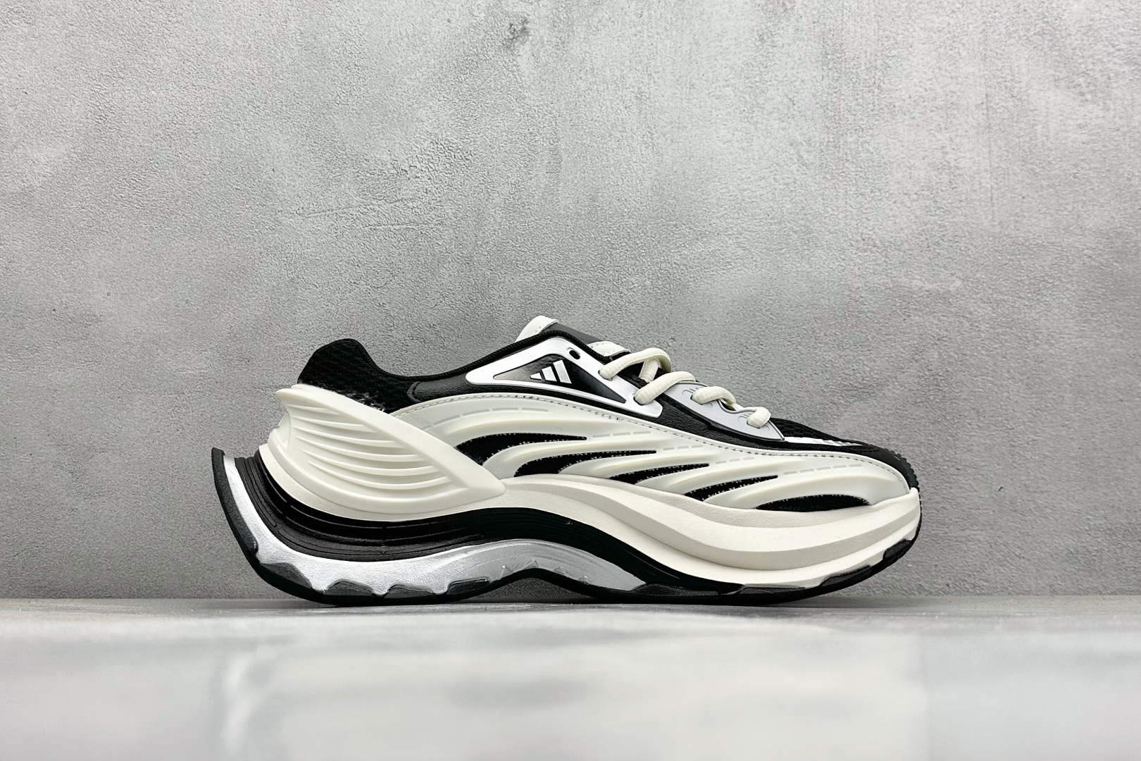  
XS版 Adidas Vento XLG MTW
复古休闲老爹鞋 官方同步上架 
鞋面是透气网面和皮