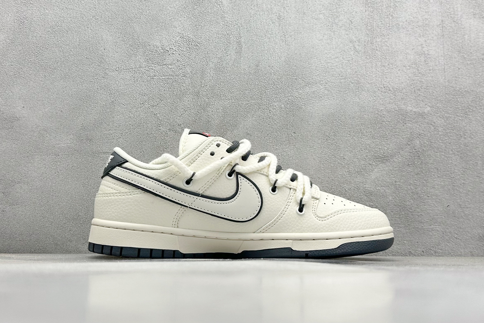  终端放店
XC版 Nike SB Dunk Low Sup系列 绑带米白白勾 周年高端定制 低帮休闲板