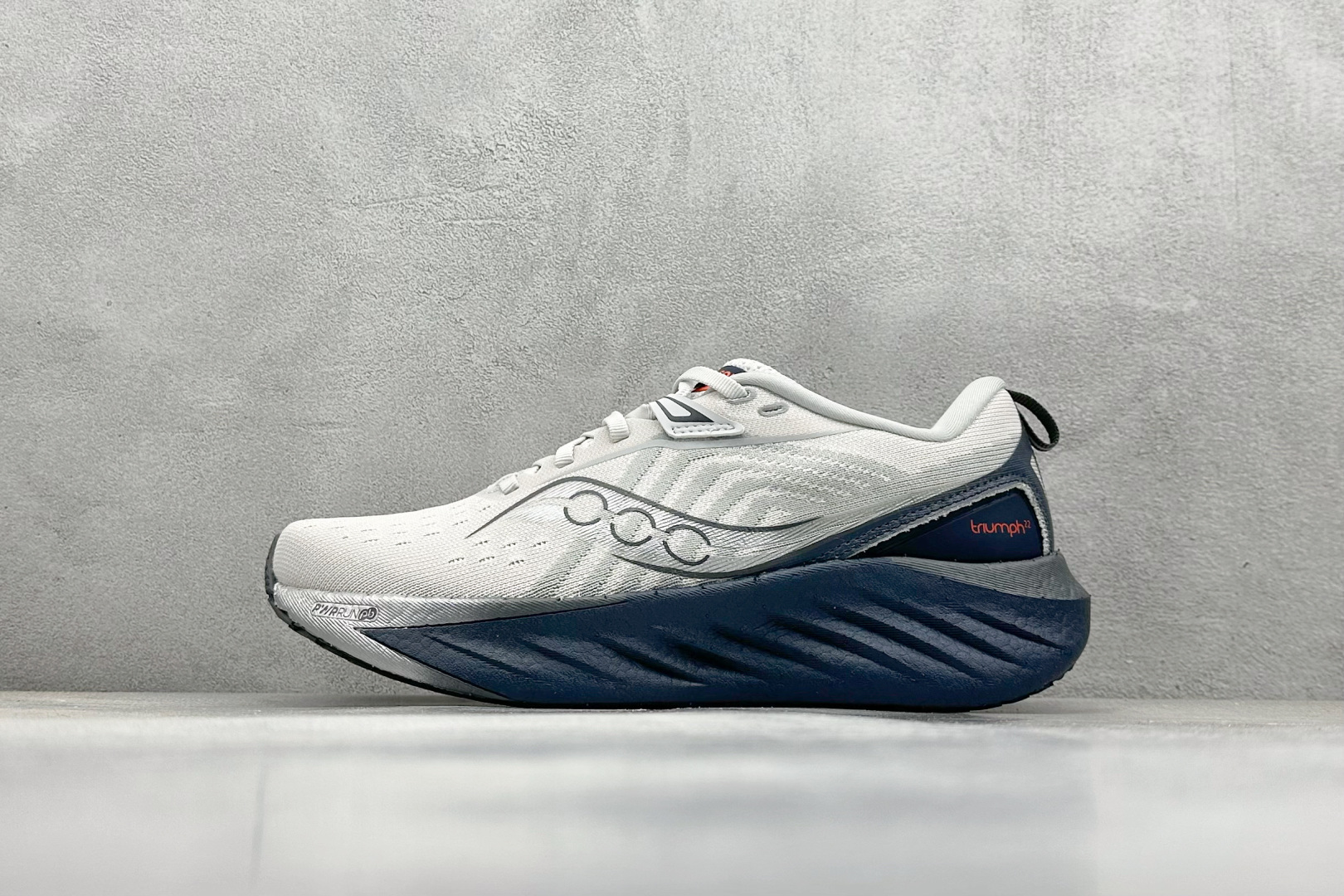 XD版 Saucony Triumph 22代 索康尼旗舰级缓震型跑鞋
性能相比前几代再升级:鞋面