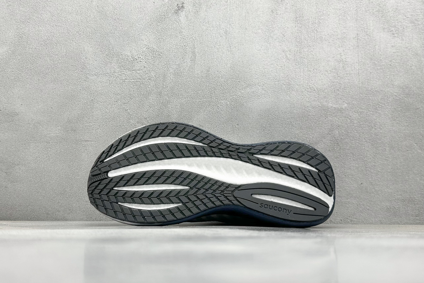 XD版 Saucony Triumph 22代 索康尼旗舰级缓震型跑鞋
性能相比前几代再升级:鞋面