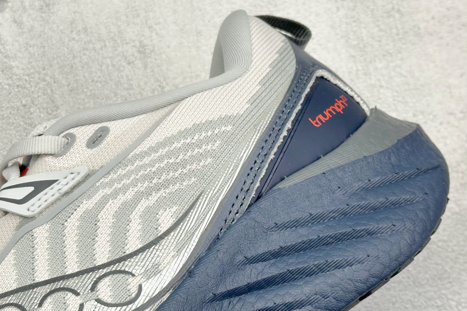 XD版 Saucony Triumph 22代 索康尼旗舰级缓震型跑鞋
性能相比前几代再升级:鞋面
