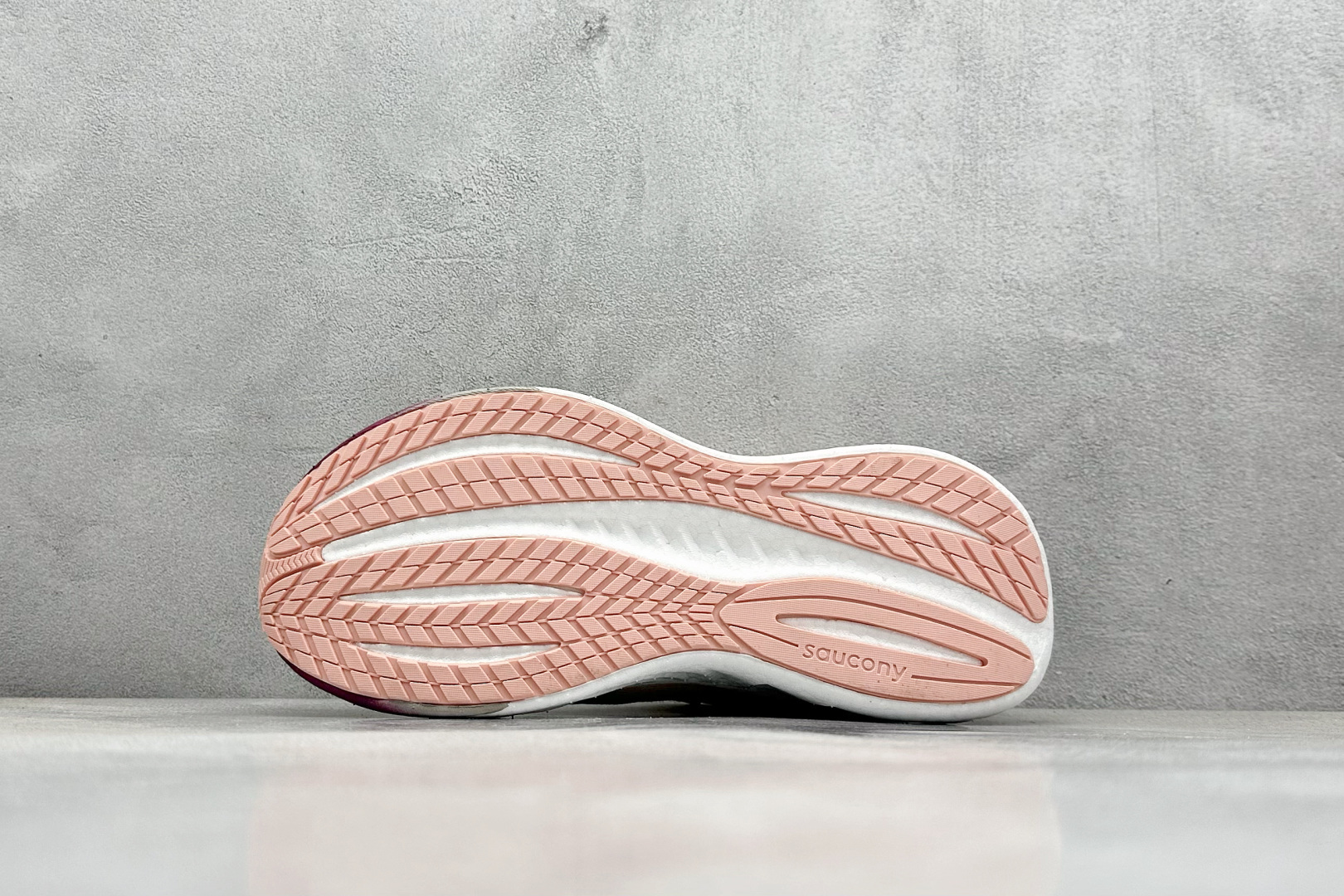 XD版 Saucony Triumph 22代 索康尼旗舰级缓震型跑鞋
性能相比前几代再升级:鞋面