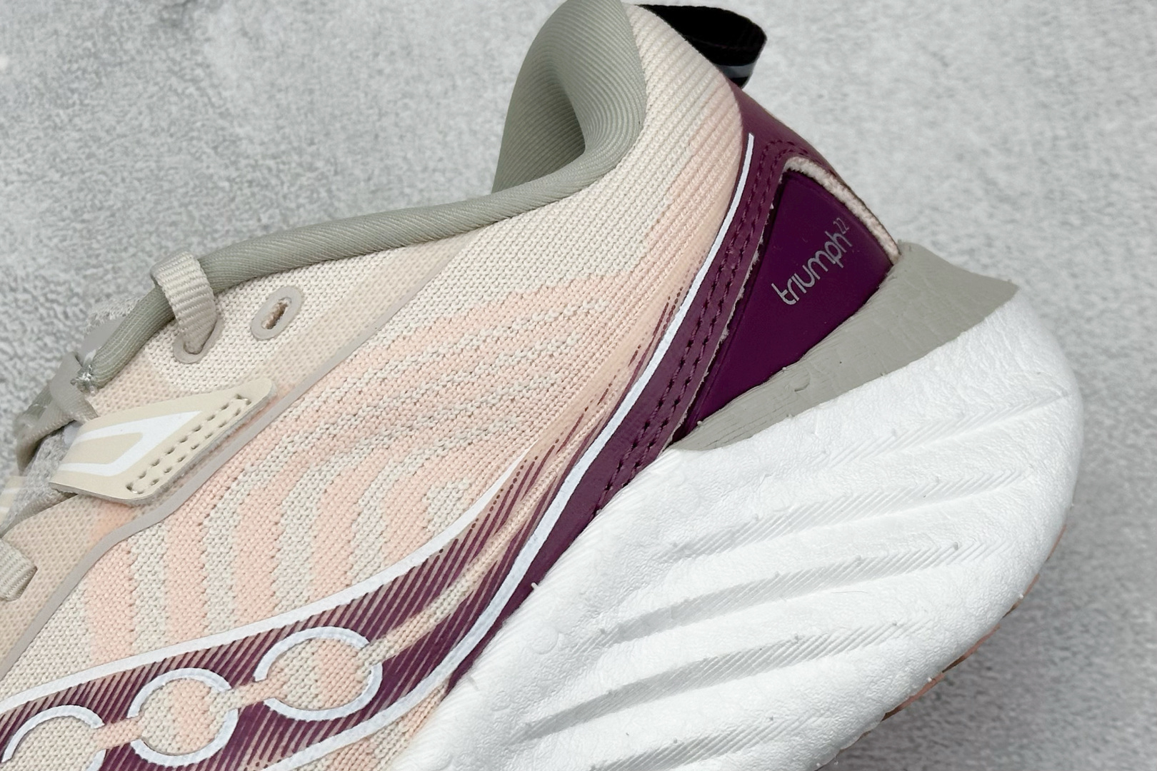 XD版 Saucony Triumph 22代 索康尼旗舰级缓震型跑鞋
性能相比前几代再升级:鞋面