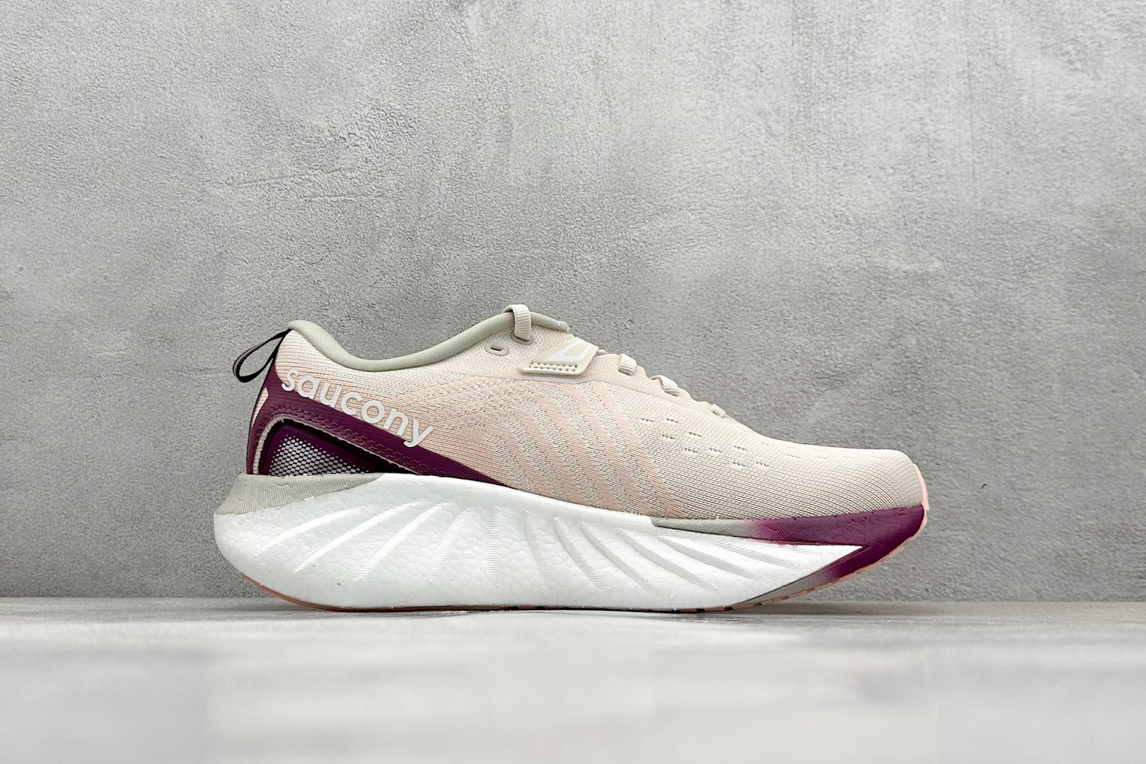 XD版 Saucony Triumph 22代 索康尼旗舰级缓震型跑鞋
性能相比前几代再升级:鞋面