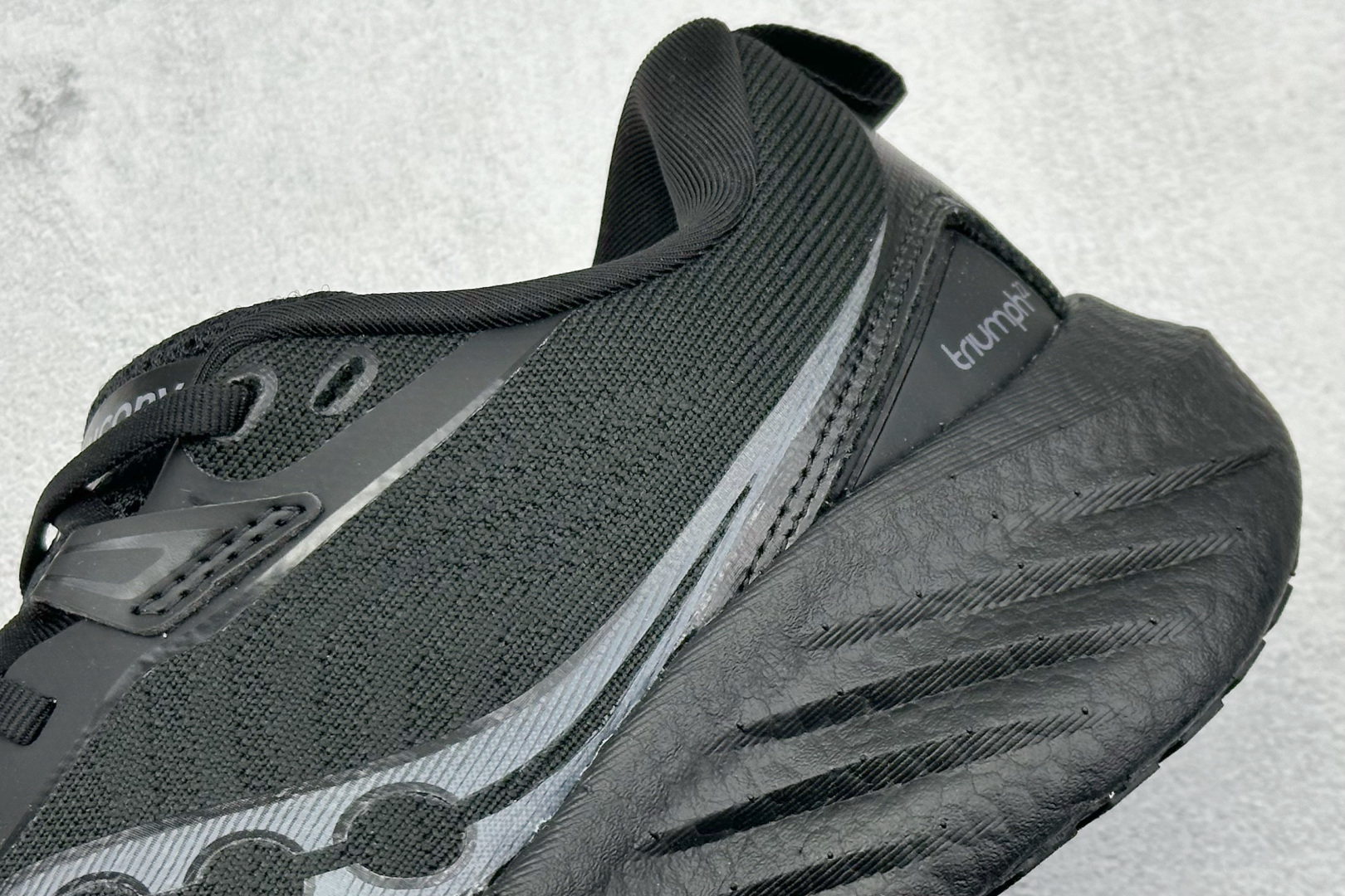 XD版 Saucony Triumph 22代 索康尼旗舰级缓震型跑鞋
性能相比前几代再升级:鞋面