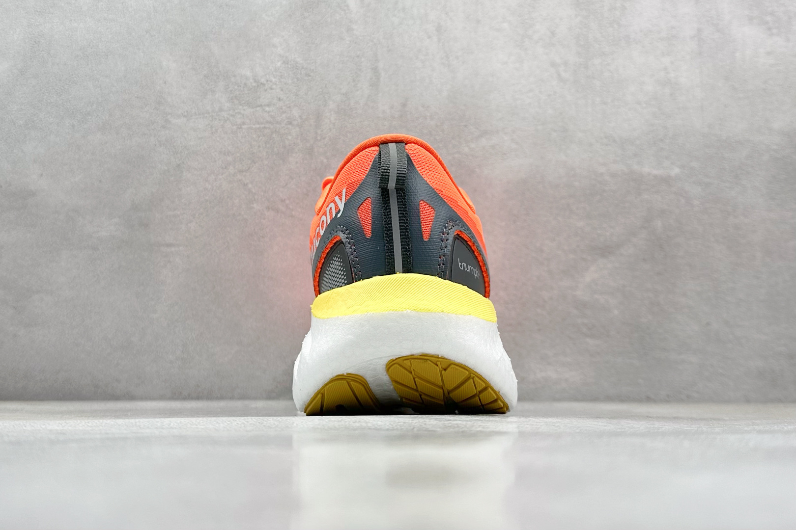 XD版 Saucony Triumph 22代 索康尼旗舰级缓震型跑鞋
性能相比前几代再升级:鞋面