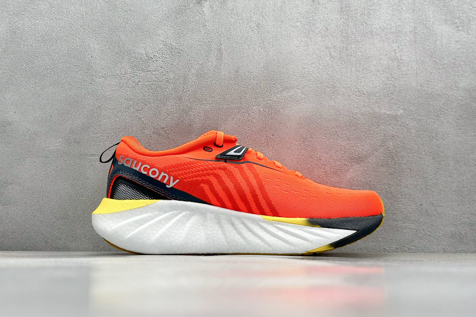 XD版 Saucony Triumph 22代 索康尼旗舰级缓震型跑鞋
性能相比前几代再升级:鞋面