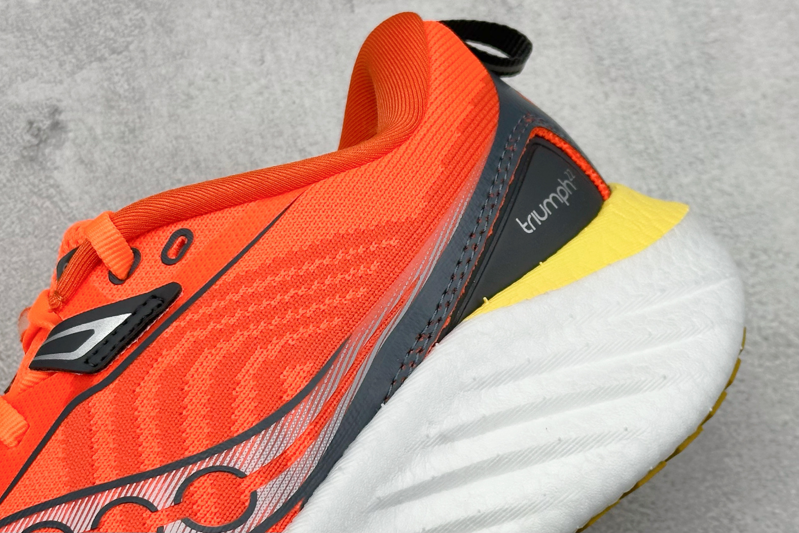 XD版 Saucony Triumph 22代 索康尼旗舰级缓震型跑鞋
性能相比前几代再升级:鞋面