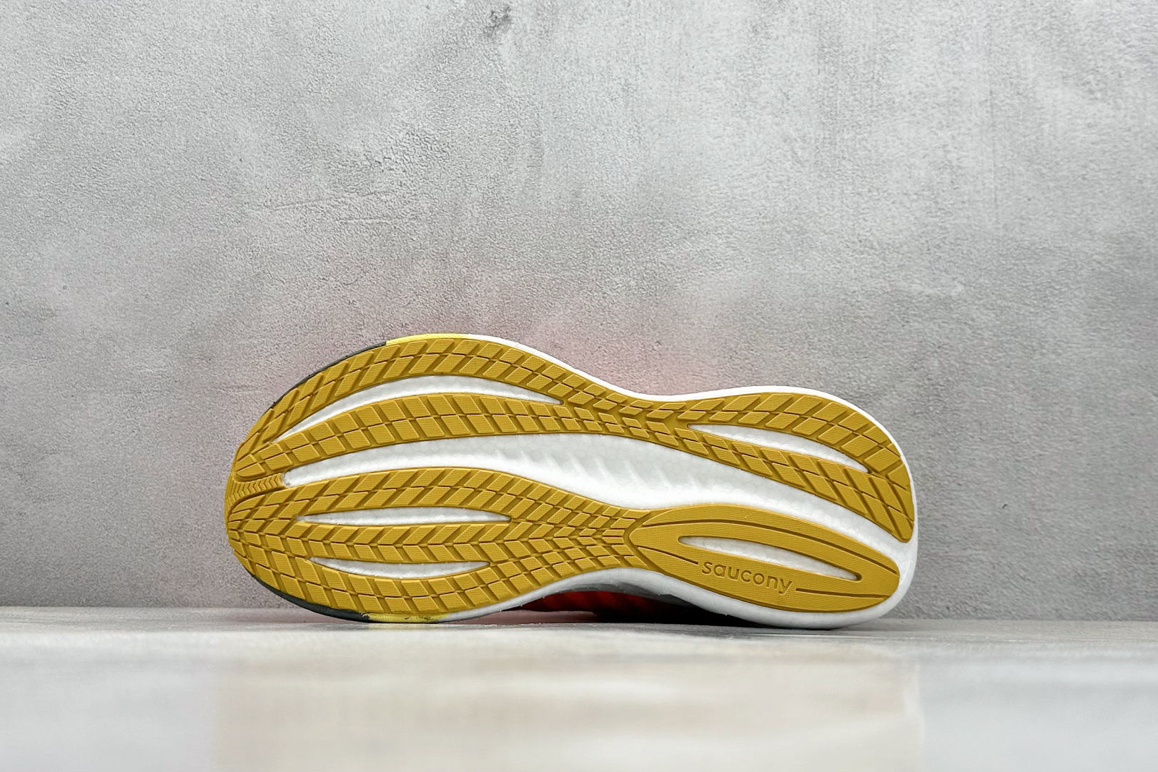 XD版 Saucony Triumph 22代 索康尼旗舰级缓震型跑鞋
性能相比前几代再升级:鞋面