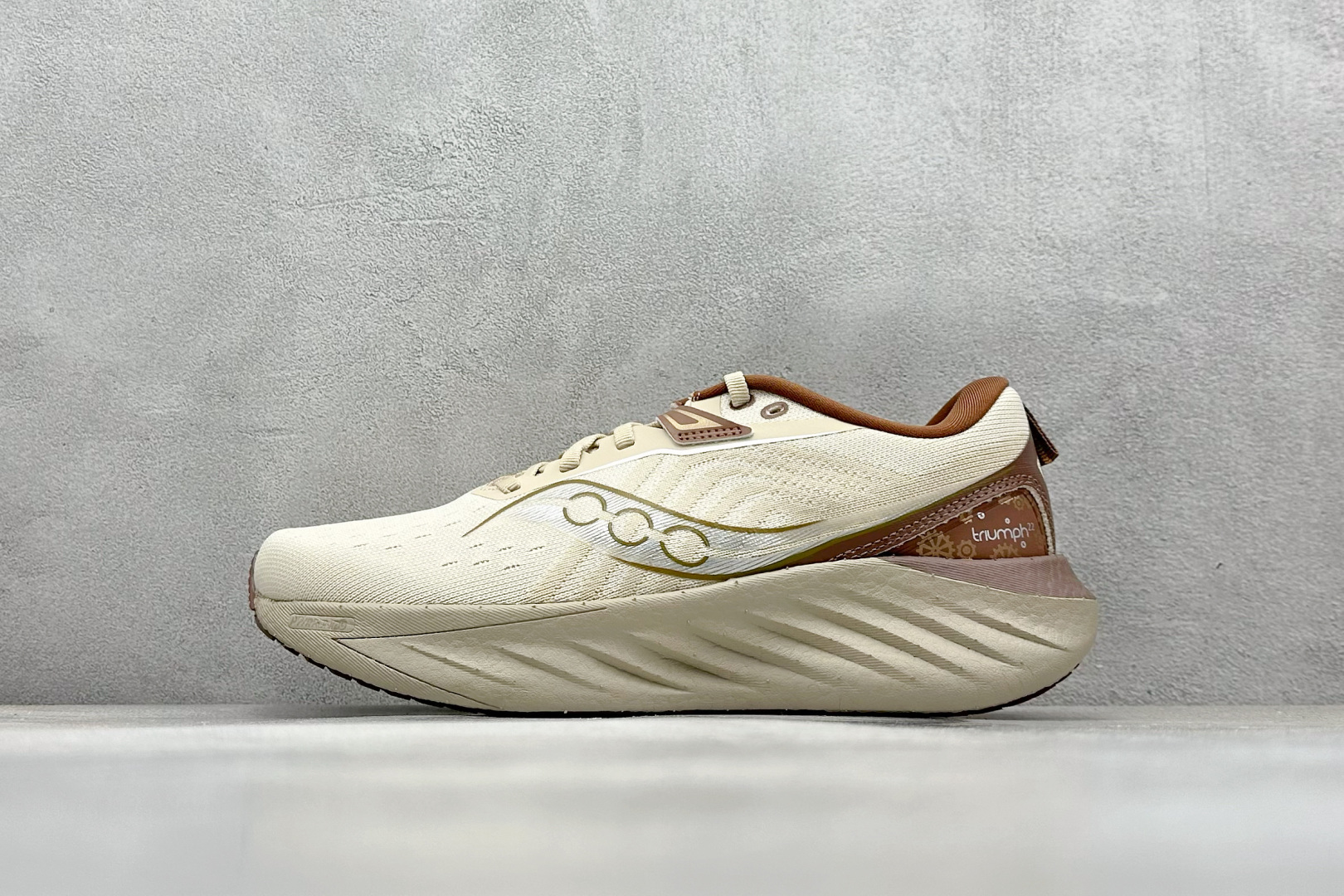 XD版 Saucony Triumph 22代 索康尼旗舰级缓震型跑鞋
性能相比前几代再升级:鞋面