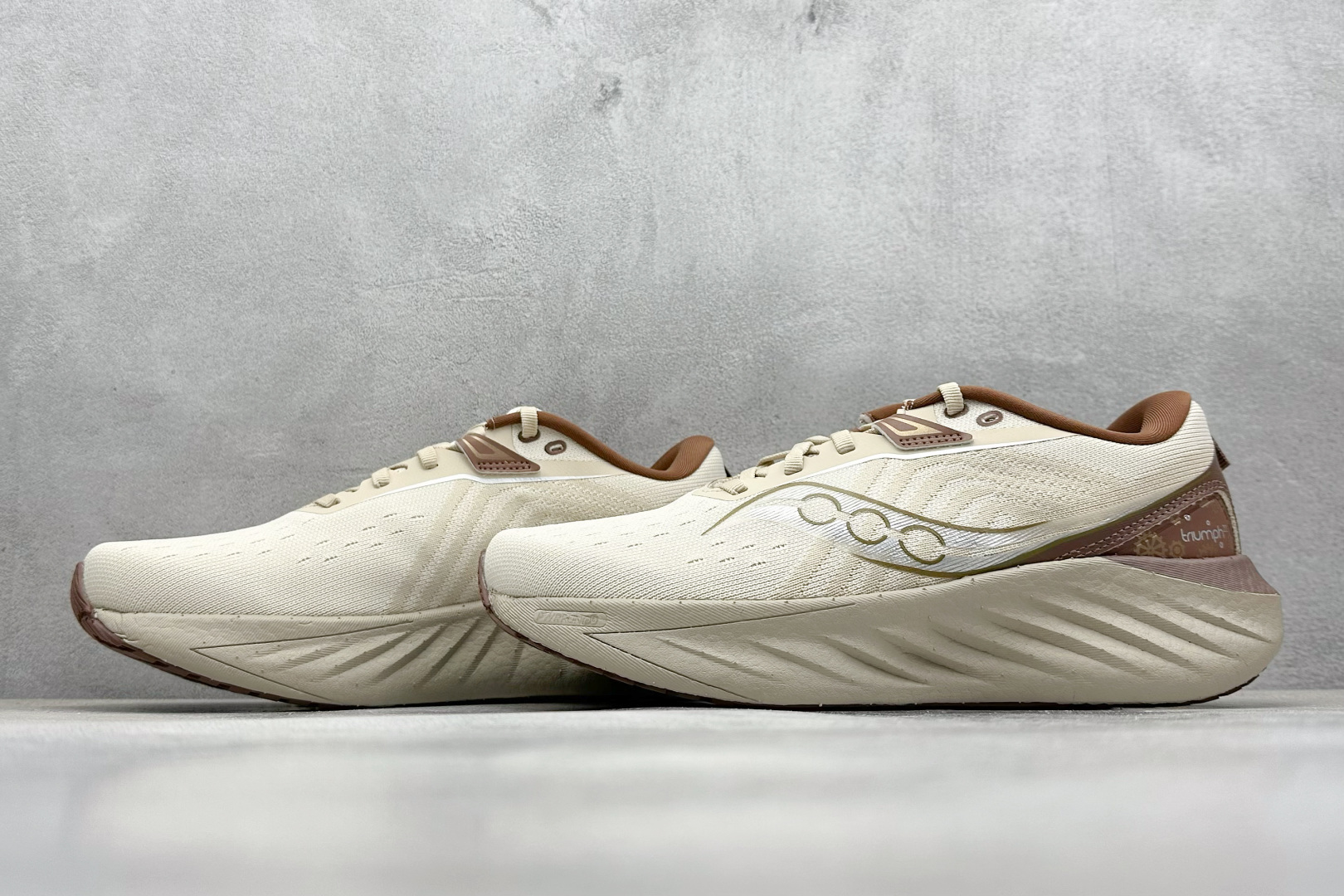 XD版 Saucony Triumph 22代 索康尼旗舰级缓震型跑鞋
性能相比前几代再升级:鞋面