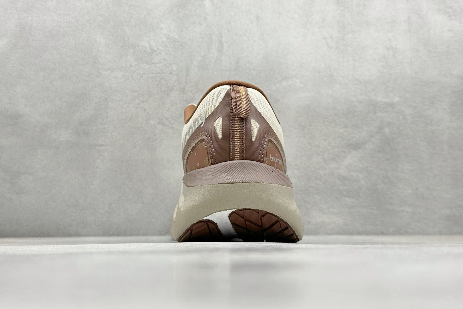 XD版 Saucony Triumph 22代 索康尼旗舰级缓震型跑鞋
性能相比前几代再升级:鞋面