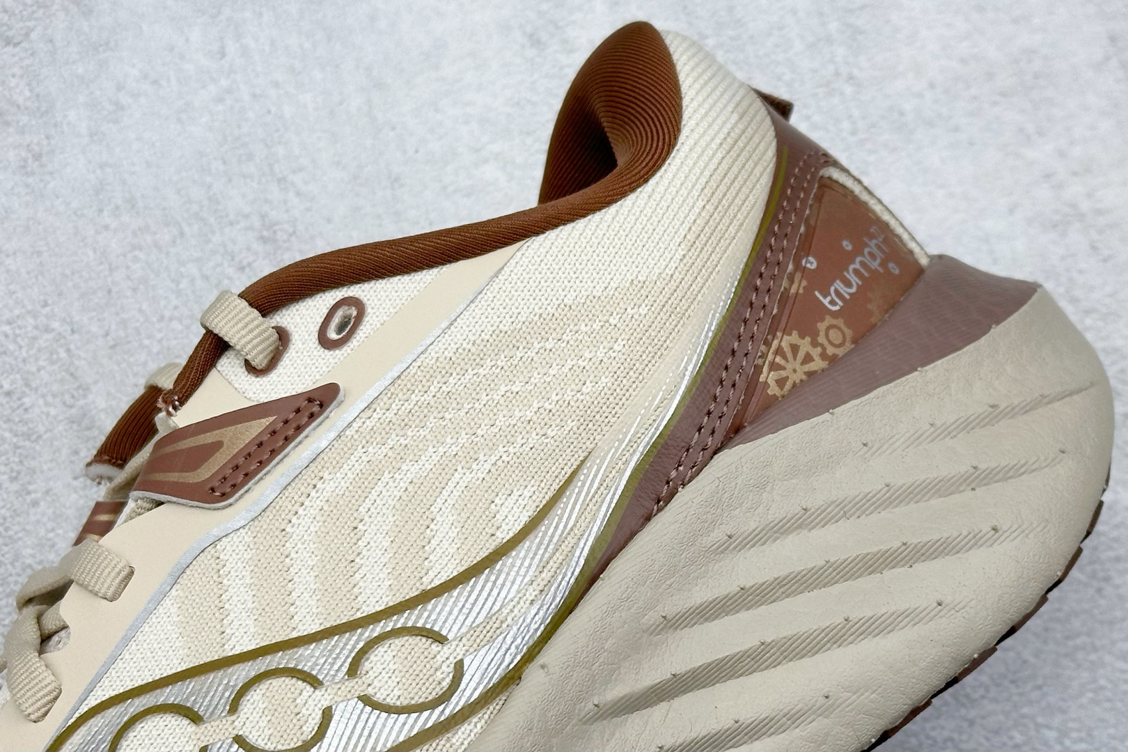 XD版 Saucony Triumph 22代 索康尼旗舰级缓震型跑鞋
性能相比前几代再升级:鞋面