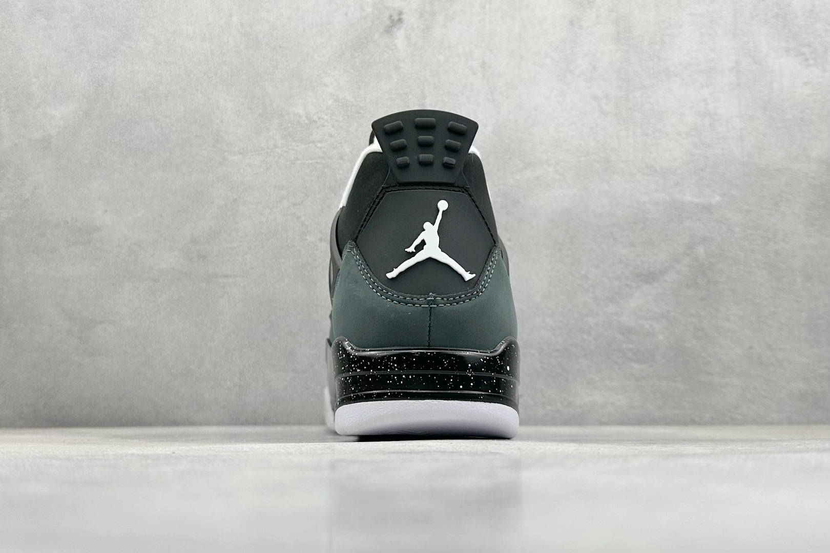 终端放店
F性价比 Air Jordan AJ4 Retro 黑绿
原楦原纸板同源开发 完美呈现乔4的