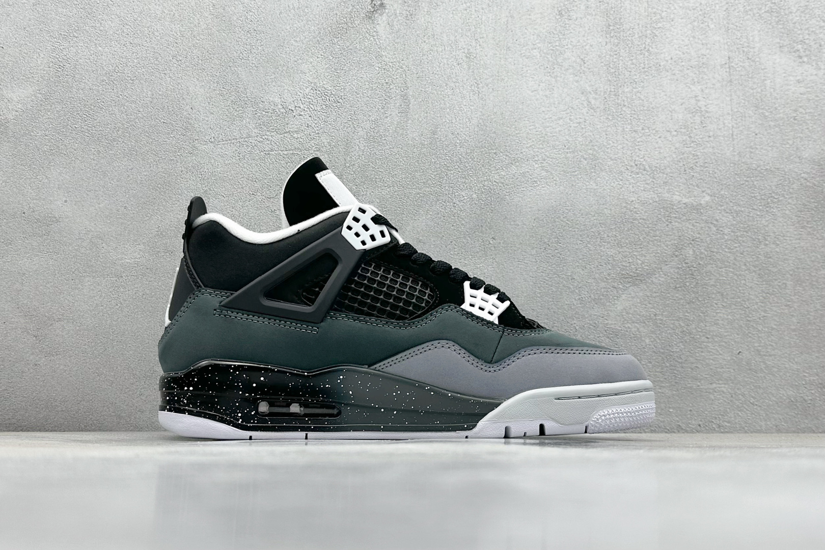  终端放店
F性价比 Air Jordan AJ4 Retro 黑绿
原楦原纸板同源开发 完美呈现乔4的