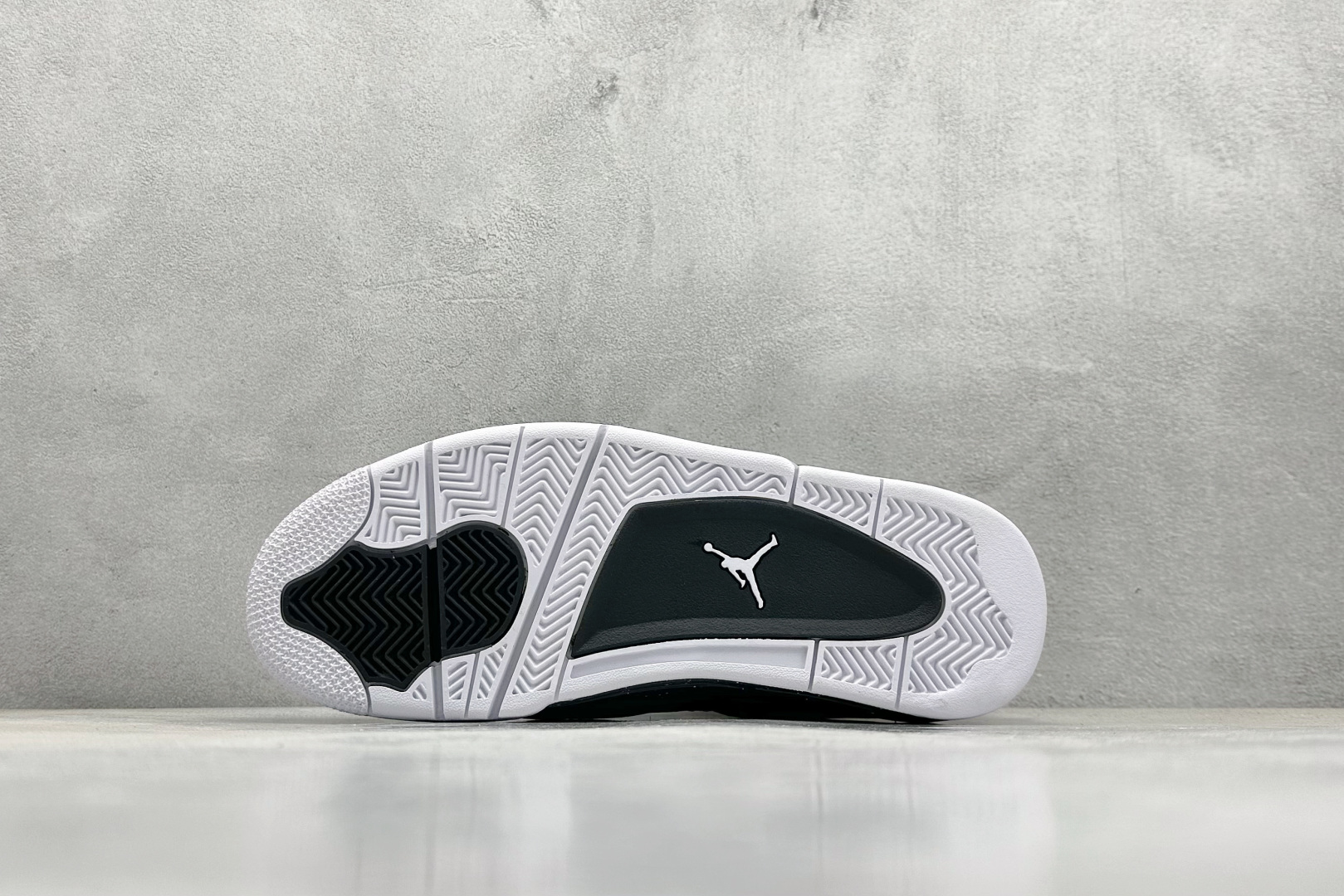  终端放店
F性价比 Air Jordan AJ4 Retro 黑绿
原楦原纸板同源开发 完美呈现乔4的