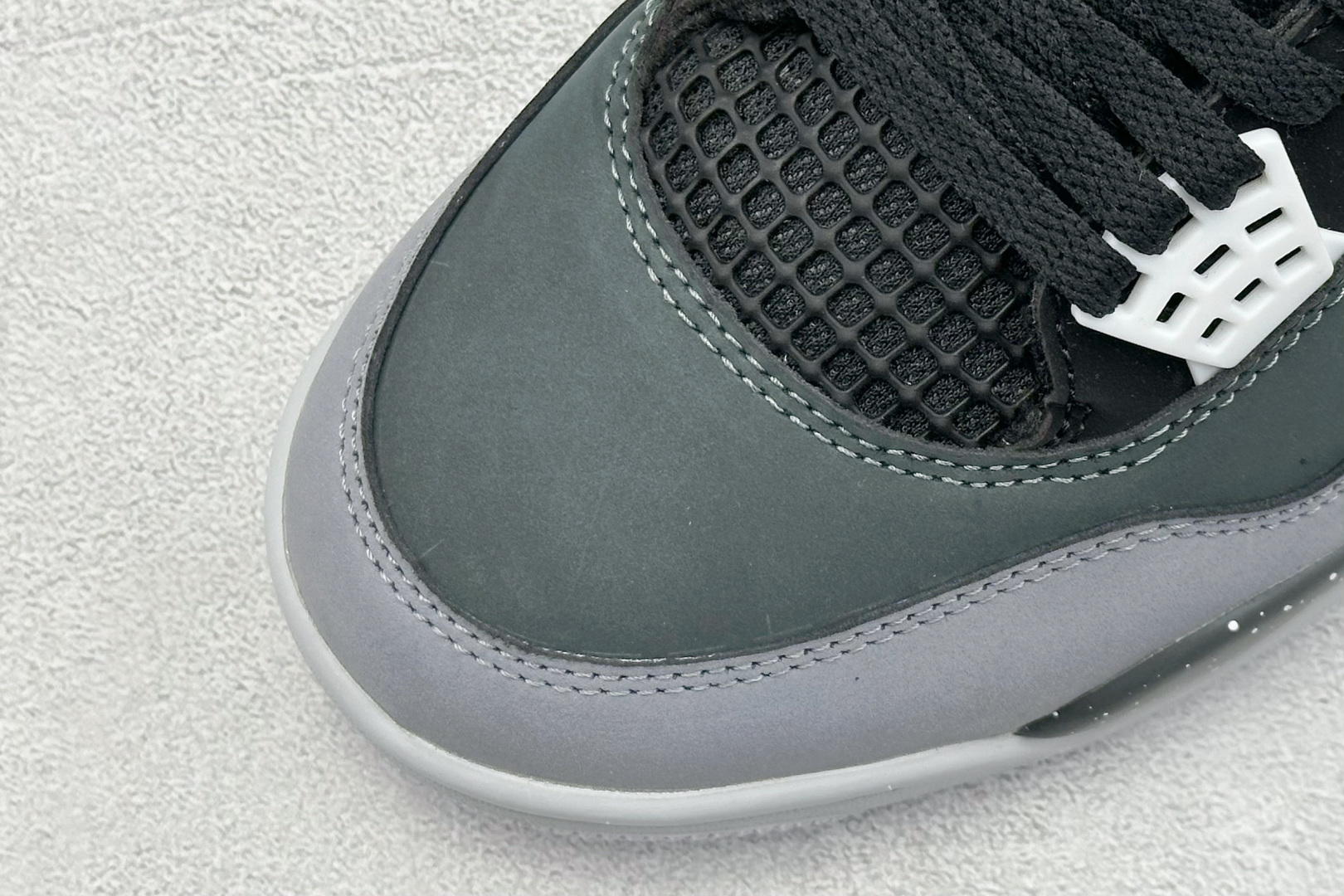  终端放店
F性价比 Air Jordan AJ4 Retro 黑绿
原楦原纸板同源开发 完美呈现乔4的