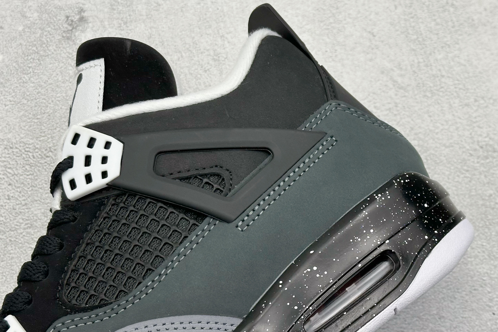  终端放店
F性价比 Air Jordan AJ4 Retro 黑绿
原楦原纸板同源开发 完美呈现乔4的