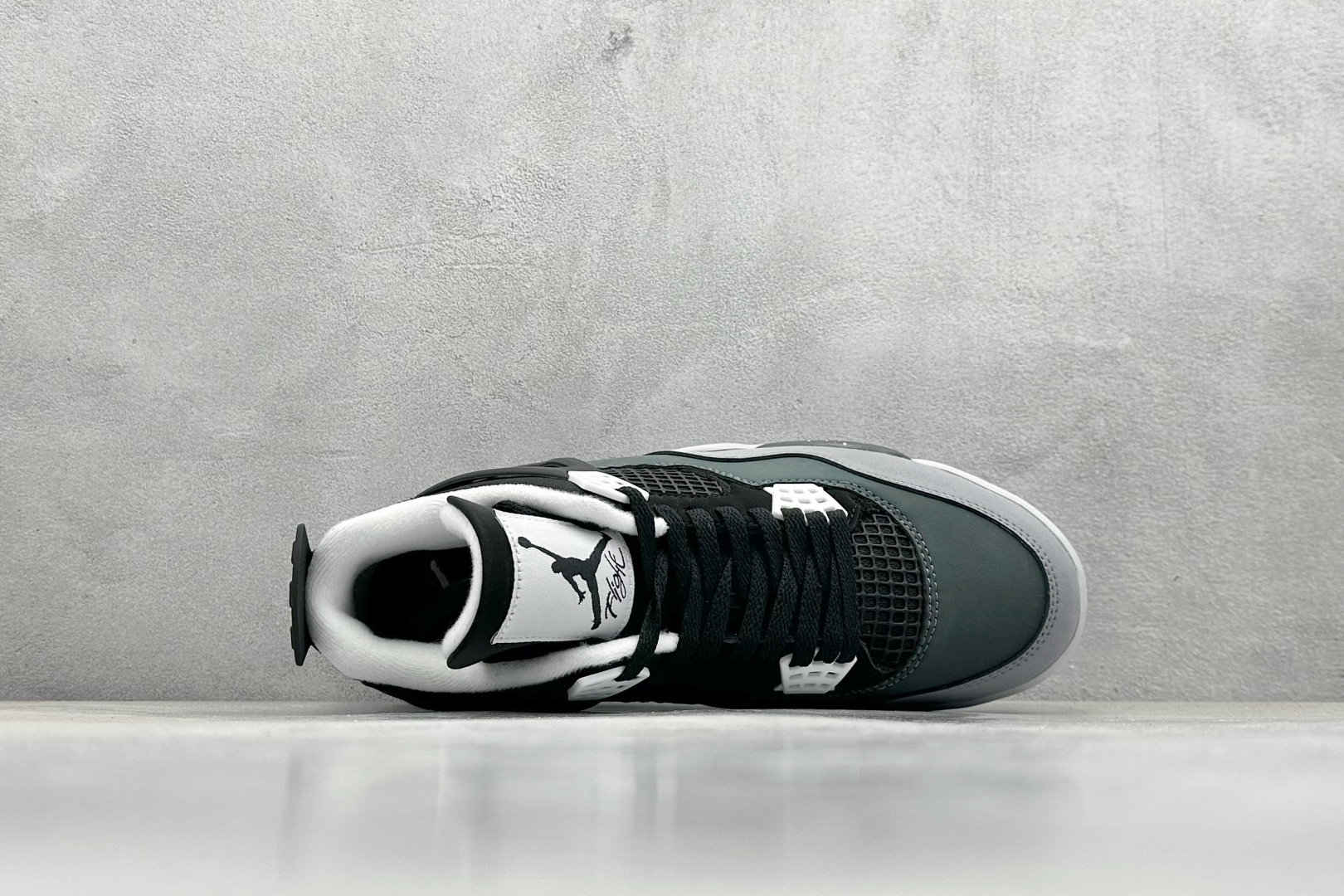  终端放店
F性价比 Air Jordan AJ4 Retro 黑绿
原楦原纸板同源开发 完美呈现乔4的