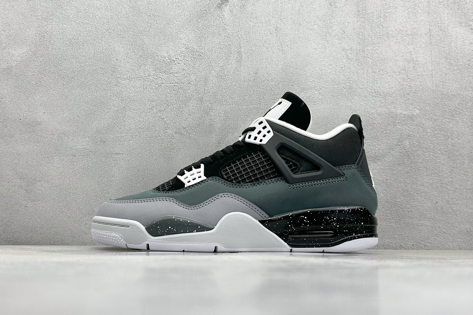  终端放店
F性价比 Air Jordan AJ4 Retro 黑绿
原楦原纸板同源开发 完美呈现乔4的