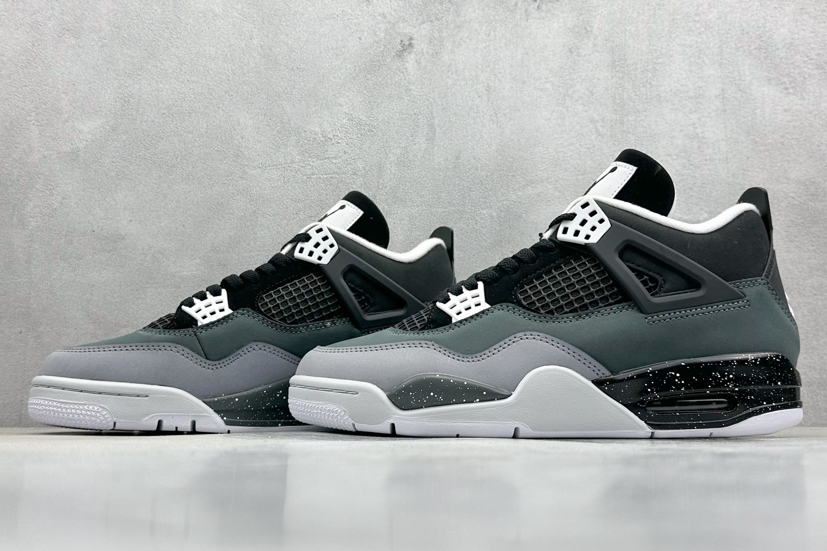  终端放店
F性价比 Air Jordan AJ4 Retro 黑绿
原楦原纸板同源开发 完美呈现乔4的
