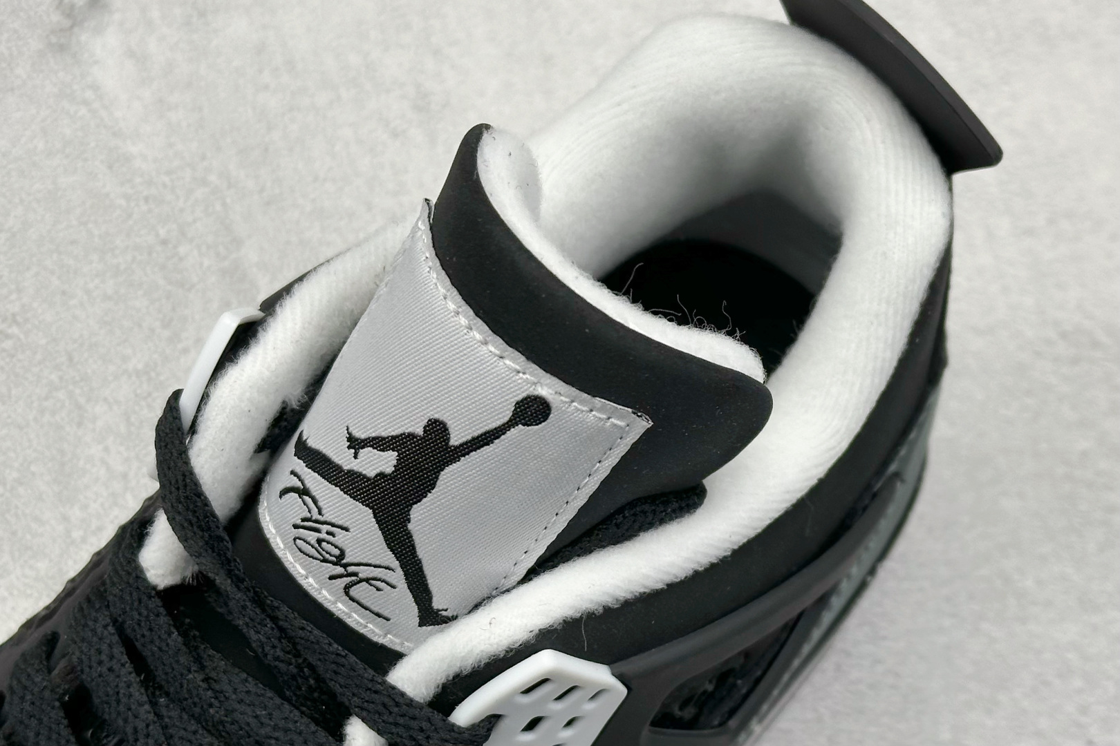  终端放店
F性价比 Air Jordan AJ4 Retro 黑绿
原楦原纸板同源开发 完美呈现乔4的