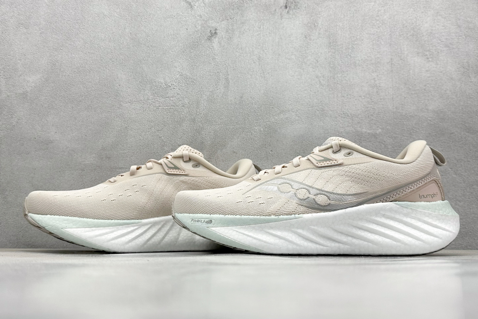 终端放店
XD版 Saucony Triumph 22代 索康尼旗舰级缓震型跑鞋
性能相比前几代再升