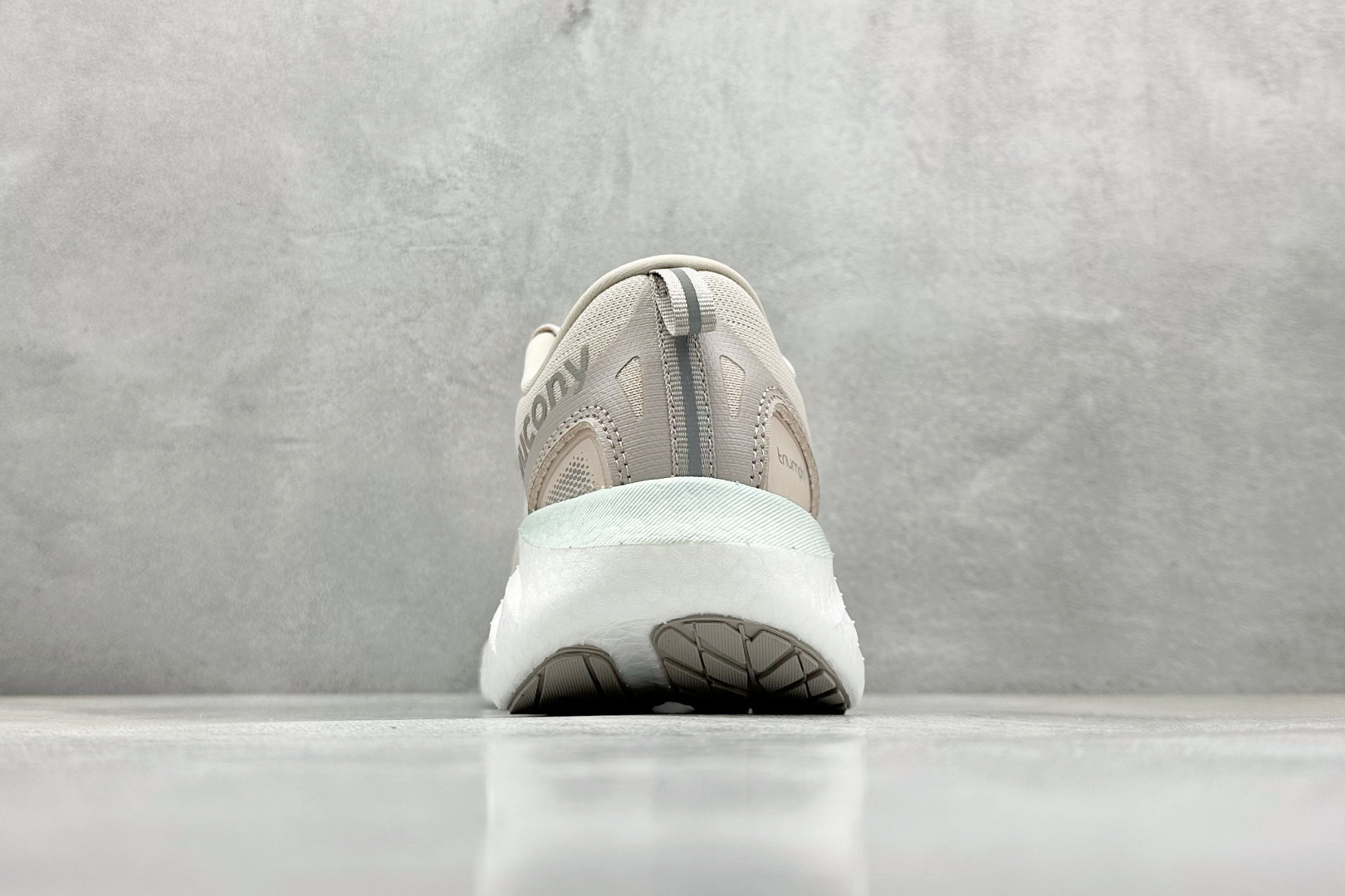 终端放店
XD版 Saucony Triumph 22代 索康尼旗舰级缓震型跑鞋
性能相比前几代再升